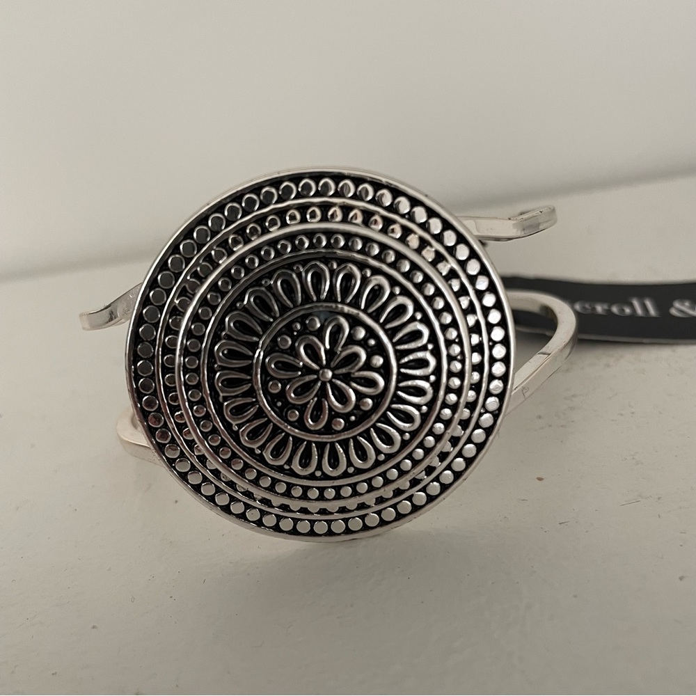 Scroll & Dot NWT Silver Unique Round Floral Design Bracelet